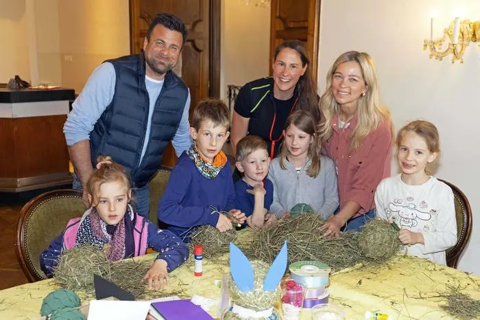 Stadtgärtner Daniel Santner (links) und Gemeinderätin Evelyn Köfer (rechts) halfen den Kindern beim Basteln