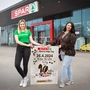 Ramona Janesch von youngCaritas und Ankica Sljiviv, Mitarbeiterin des SPAR-Supermarktes in der Lodengasse in Klagenfurt