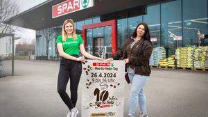 Ramona Janesch von youngCaritas und Ankica Sljiviv, Mitarbeiterin des SPAR-Supermarktes in der Lodengasse in Klagenfurt