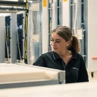 Eine junge Frau bei der Arbeit im Liebherr Werk in Lienz