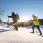 Drei Personen stampfen durch den Schnee | Interessierte können die Naturpark-Ranger bei ihrer Arbeit begleiten