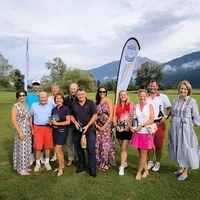 Organisatorin Elisabeth Unterweger (ganz links) und Präsidentin Mag. Maria Schnaubelt (ganz rechts) flankieren die Gewinner und Gewinnerinnen des Golfturniers