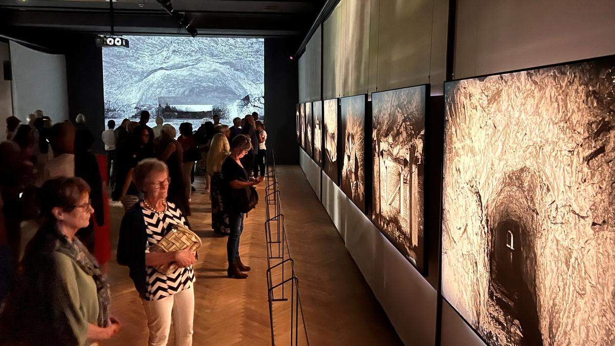 Besucher im Museum der Völker, das sich über den Tiroler Museumspreis freuen darf