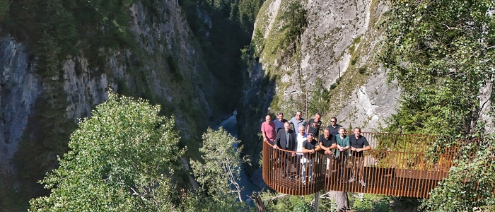 Menschen stehen auf einer Aussichtsplattform