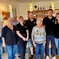 Bürgermeister Leopold Astner (links) und NLW-Geschäftsführer Markus Brandstätter (rechts) mit der Gastgeberfamilie Zerza. Thomas und Andreas Zerza (hinten mittig) führen den Betrieb gemeinsam mit ihren Familien