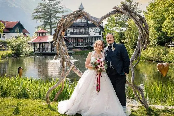 Ihre Hochzeit wurde von den Polarlichtern gekrönt: Eduard Vaschauner und Sonja Nocker blicken auf eine lange Liebesgeschichte zurück. Nach 29 Jahren und zwei Heiratsanträgen traten sie vor den Traualtar. Die Töchter Stefanie und Nadine machen ihr Glück perfekt. Kennengelernt haben sich die beiden bereits am 10. Februar 1995, im Gasthof Untermoser in Haiden bei Feldkirchen. „Aus unserem allerersten Blickkontakt ist schnell die ganz große Liebe geworden“, erinnern sich die Verliebten. Am Tag der Hochzeit waren am Himmel farbenfrohe Polarlichter zu sehen. 