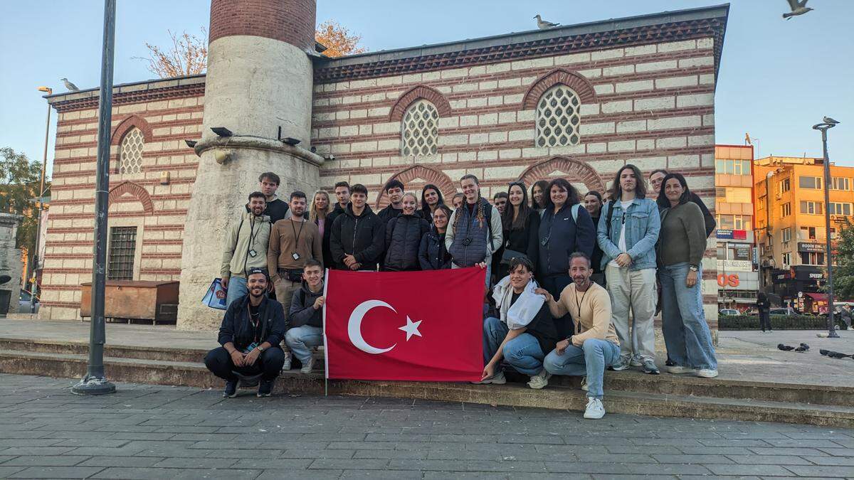 Die  Maturaklassen der HAK flogen nach Istanbul