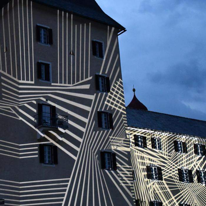Das Kollektiv OchoReSotto gestaltete die Lichtspiele auf der Fassade des Stifts Millstatt