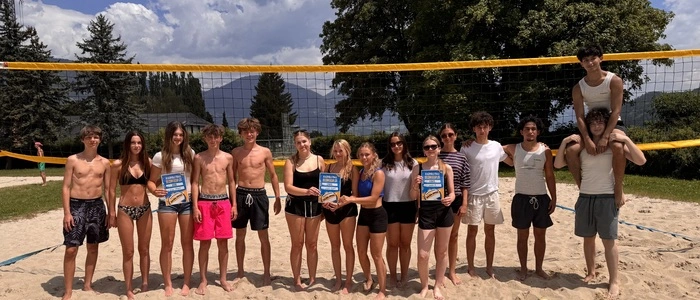 Jugendliche beim Volleyballspielen