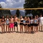 Jugendliche beim Volleyballspielen