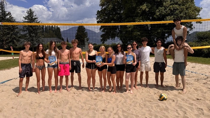 Jugendliche beim Volleyballspielen