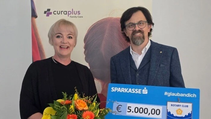 Daniela Koini und Richard Kogler bei der Spendenübergabe