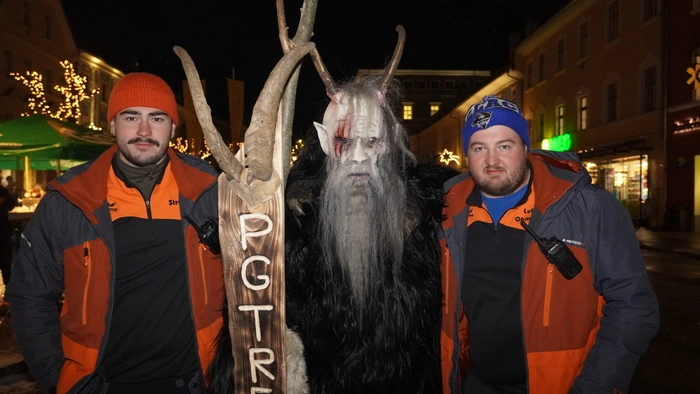 Alexander Stranner, stellvertretender Obmann der Perchtengruppe Treffenboden, Stefan Podesser als Krampus und Obmann Lukas Oberwinkler