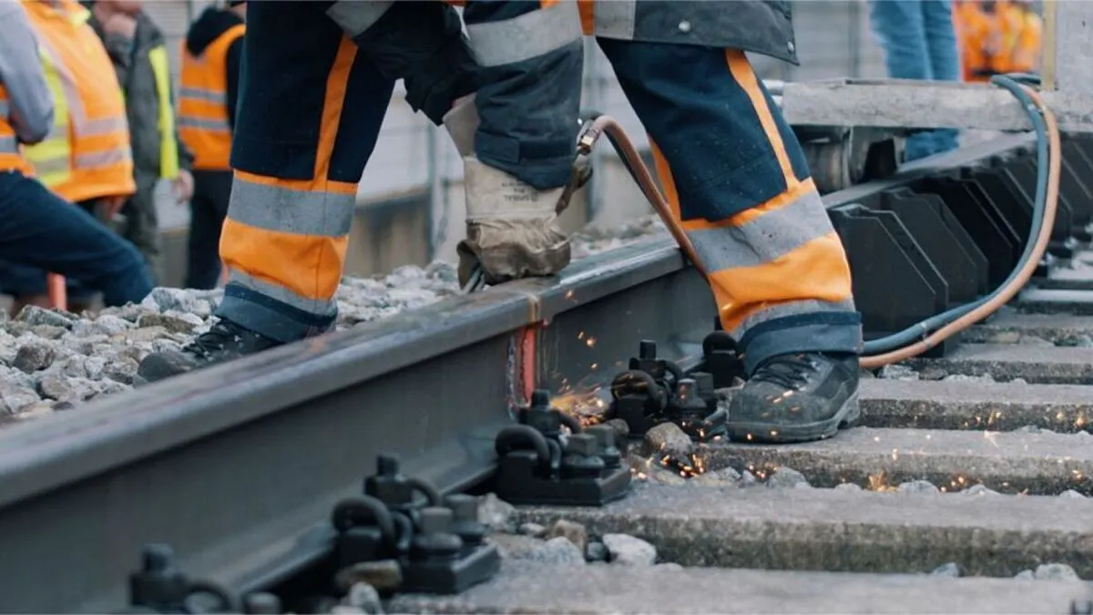Es wird an den Schienen einer Bahnstrecke gearbeitet | Am Ober- und Unterbau der Gailtalbahn werden umfangreiche Arbeiten durchgeführt
