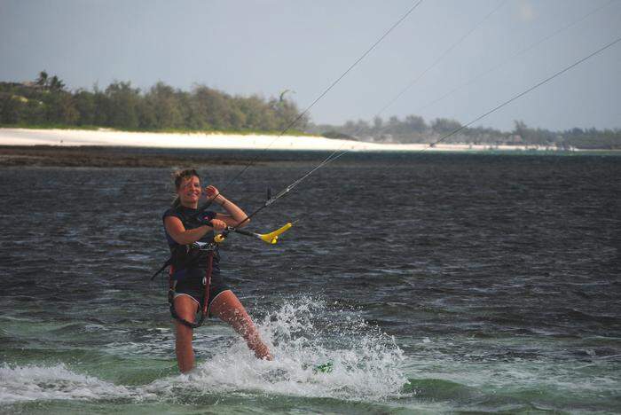 Kitesurfen, wie hier in Kenia, zählt zu den Leidenschaften der Yogatrainerin