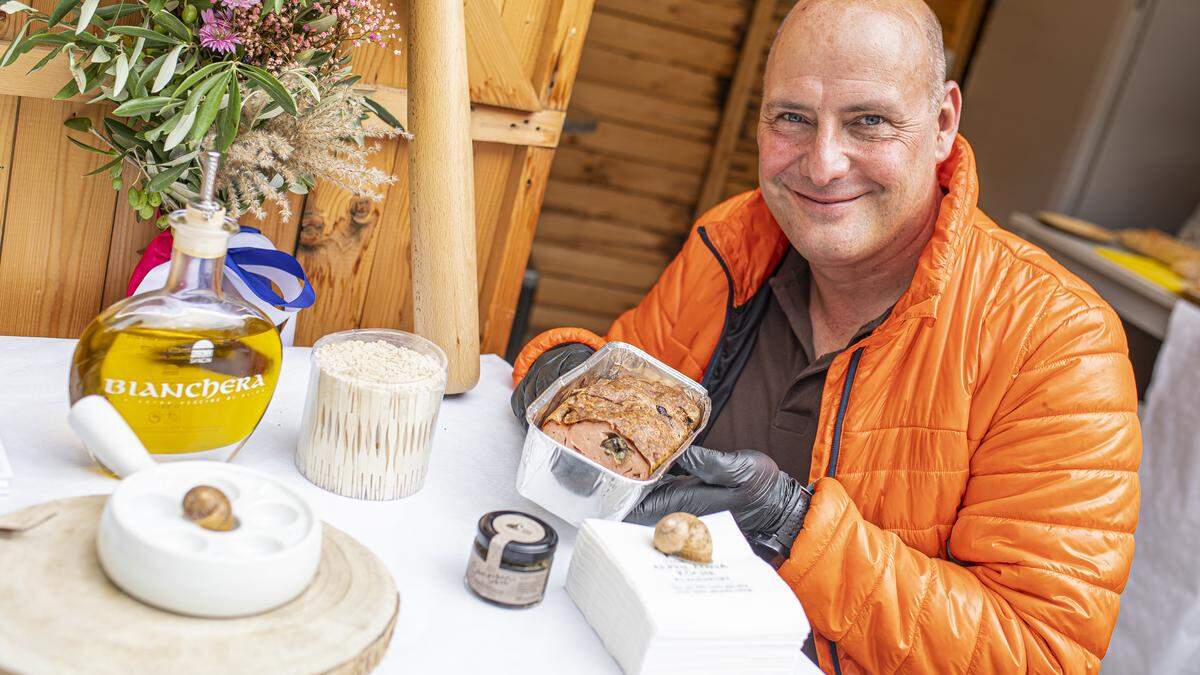 Christoph Salanda züchtet in Krumpendorf rund 60.000 Schnecken, die in Lebensmitteln verarbeitet werden