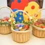 Drei Körbe mit bunten Ostereiern