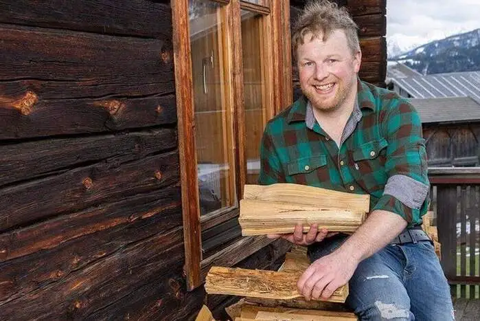 ATV-Bauer Johannes startet seine Hofwoche: Für den Osttiroler Landwirt wurde es romantisch. Im November startete er die Suche nach seiner großen Liebe im Rahmen des ATV-Formates „Bauer sucht Frau“. Der 31-Jährige aus Untertilliach durchlebte eine Achterbahnfahrt der Gefühle und war schnell für seine direkten Flirt-Sprüche bekannt.