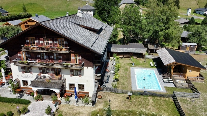 Hotel mit Pool und Chalets