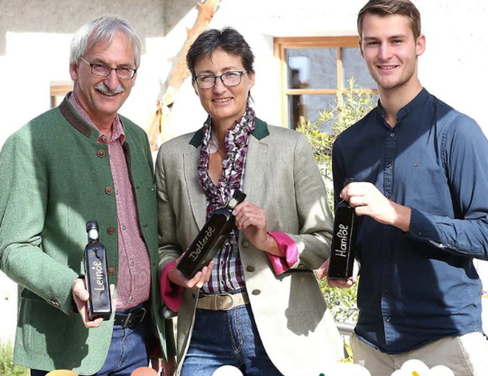 Hans und Brigitta Mikl mit Sohn Jakob bewirtschaften mehrere Erdbeerfelder