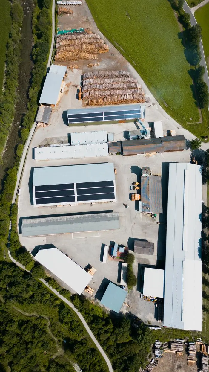 Das Firmenareal ist 40.000 Quadratmeter groß, die Hallenfläche misst rund 11.000 Quadratmeter