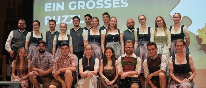 Menschen auf einer Bühne