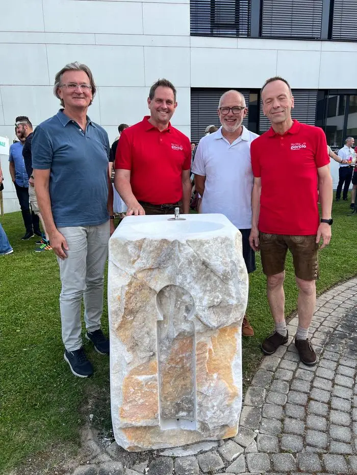 So sieht der von Thomas Györi (Dritter von links) geschaffene Brunnen aus
