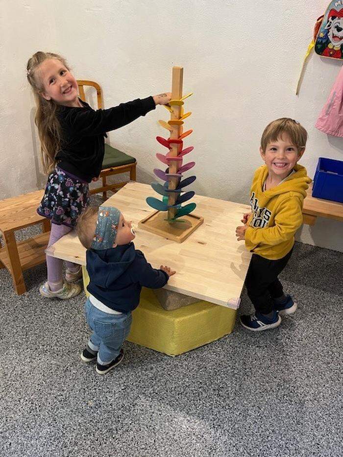 Kinder können an unterschiedlichen Stationen das Material Holz spielerisch kennenlernen