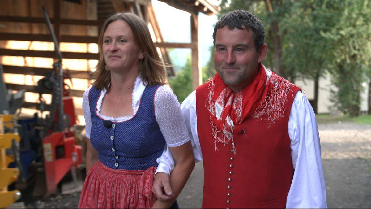 Johanna und Seppi haben sich für das Hoffest in farblich aufeinander abgestimmte Tracht geworfen