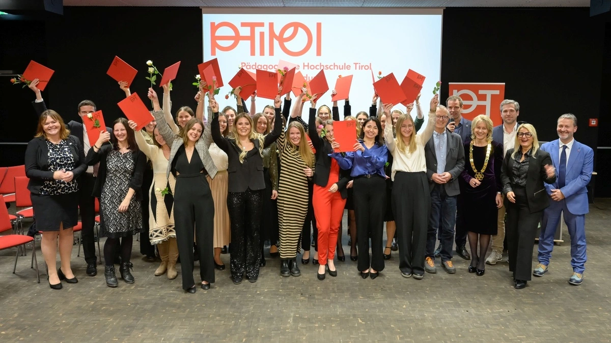 22 Masterstudierende des Lehramts der Primarpädagogik wurden an der PH Tirol feierlich graduiert