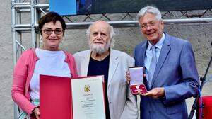 Bildhauer Herbert Unterberger wurde von Landeshauptmann Peter Kaiser und Landesrätin Beate Prettner mit dem Ehrenzeichen des Landes ausgezeichnet