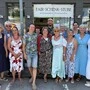 Menschen stehen vor einem Laden