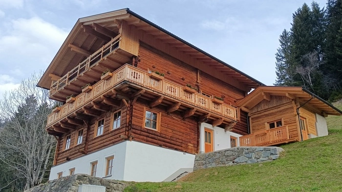 Ein großes Haus in einem Hang in der Natur