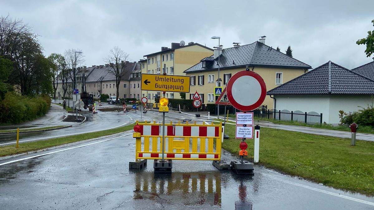 Beim Kreisverkehr Hofer West in Spittal werden Verkehrsteilnehmer in die 10.-Oktober-Straße umgeleitet