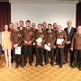 Eine Gruppe Feuerwehrleute in Uniformen