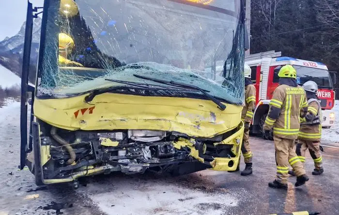 Im Frontbereich des Busses ist alles zerstört