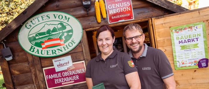 Zwei Personen stehen vor einer Hütte