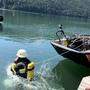 Das richtige Verhalten, was zu tun ist, wenn ein Kamerad mit kompletter Schutzausrüstung und ATS-Gerät ins Wasser fällt, wurde erklärt