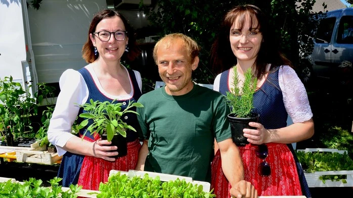 Barbara Plunger mit Austeller Stefan Bachmann und Anja Moser