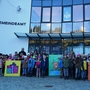 Schüler und Lehrer der Volksschule Sillian beim Öffnen des ersten Fensters mit Vizebürgermeister Roman Told (ganz rechts)