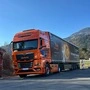 Ein Lkw steht auf einem Firmengelände
