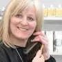Eine Friseurin, die aus vollem Herzen für den Bischof singt:
Gemeinsam mit ihren beiden Töchtern widmet sich die Deferegger Naturfriseurin Heidi Kleinlercher leidenschaftlich dem gemeinsamen Beruf. Im April sang das Trio mit einem Chor für den Innsbrucker Bischof.