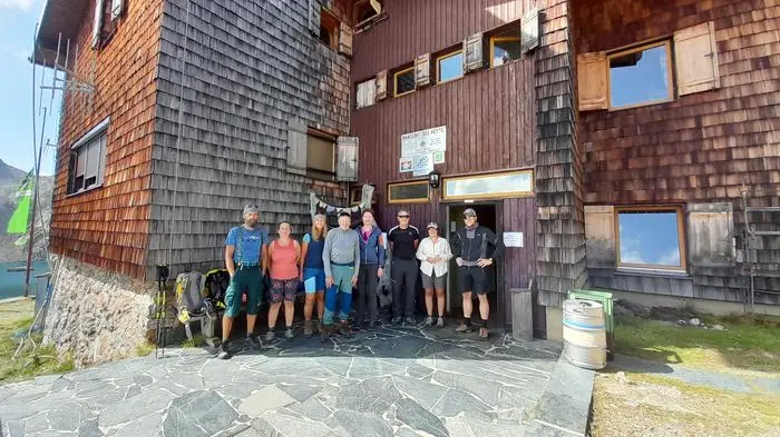 <strong>Aufbruchstimmung bei der Wangenitzseehütte</strong>
Aufbruchstimmung von der Wangenitzseehütte: Robert Kolbitsch, Liliana Dagostin, Susanne Kühne, Ernst Rieger, Monika Auinger, Wolfgang Grillitsch, Lea Sophie Riedl und Marco Schiefer