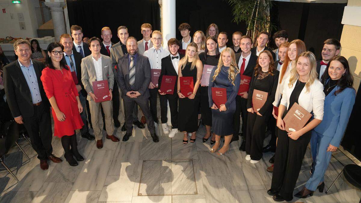 Die Spittaler Maturantinnen und Maturanten mit Landesrat Daniel Fellner, Direktorin Sabine Edlinger, Klassenvorständin Elisabeth Dullnig und Organisator Günther Marx