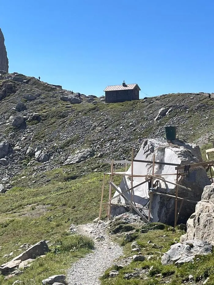 Die Skulptur steht am Wanderweg zwischen Italien und Österreich