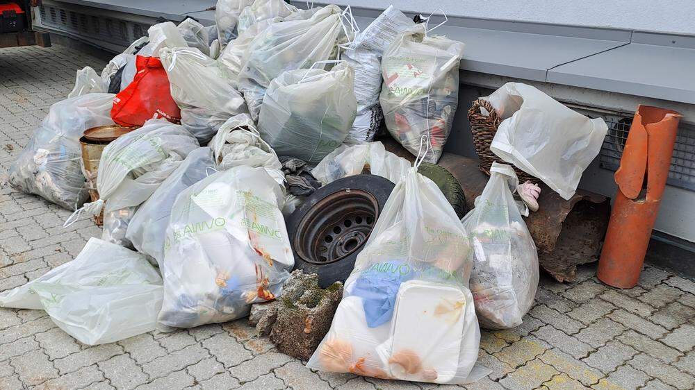 Die 80 freiwilligen Helfer sammelten zwei Kubikmeter Müll, der in der Natur entsorgt wurde