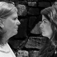Astrid Hochenwarter und Stephanie Zanon spielen ein Mutter-Tochter-Duo