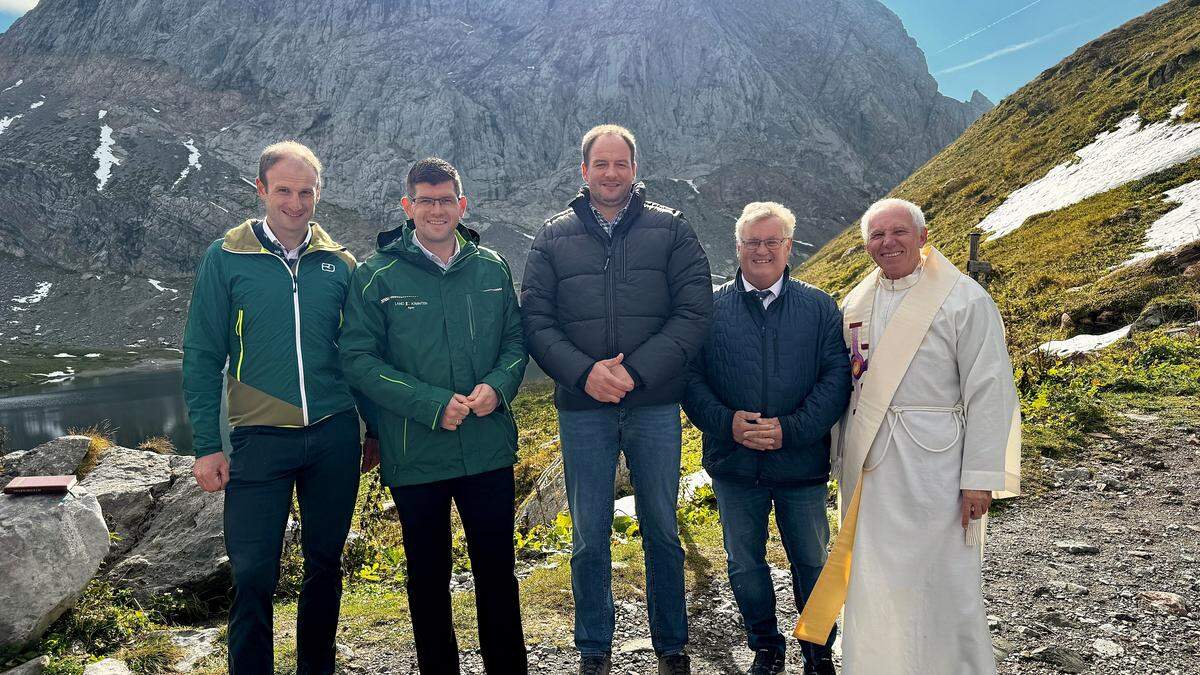 Bernhard Knotz, Martin Gruber, Anton Fritzer, Johann Windbichler und Dechant Wolfgang Hohenberger (von links)