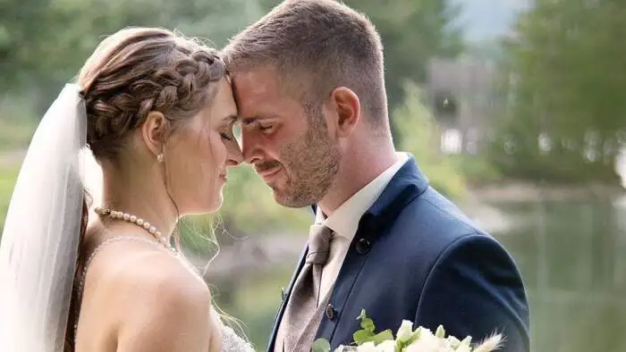 Die Taufe ihres Sohnes krönte den Hochzeitstag: Anna Kleinsasser (26) und Philip Zankl (25) gaben sich am 24. August das Ja-Wort. Eine zentrale Rolle spielte dabei ihr Sohn Simon. Er wurde am selben Tag getauft. Standesamtlich wurde in Kötschach-Mauthen und kirchlich in Würmlach geheiratet. Rund 60 Gäste waren dabei, als Carmen und Sophia vom Duo Zweierlei mit ihrer Performance beim Einzug der Braut für einen Gänsehautmoment sorgten.