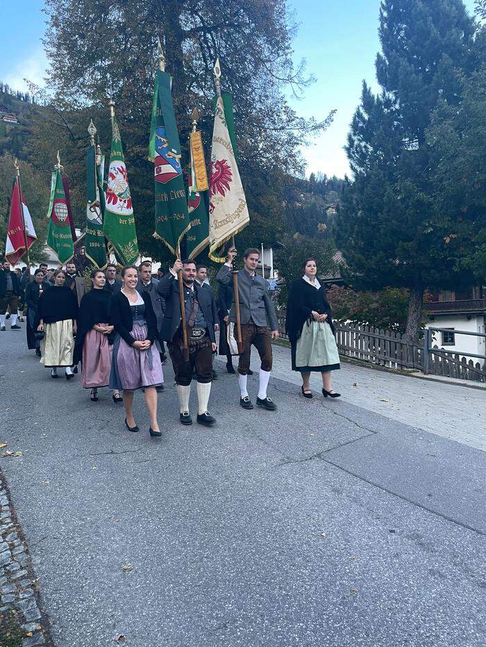 Die Ortsgruppe Tessenberg mit der Wanderfahne